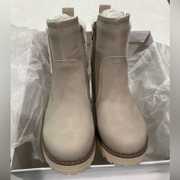 DOLCE VITA Cream Fuzzy Trim Faux Leather Boots Size 1 NIB - Picture 2 of 4